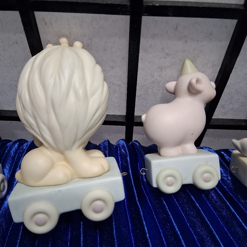 Precious Moments Animal Train Figurines - Cream and Blue - Picture 16 of 16